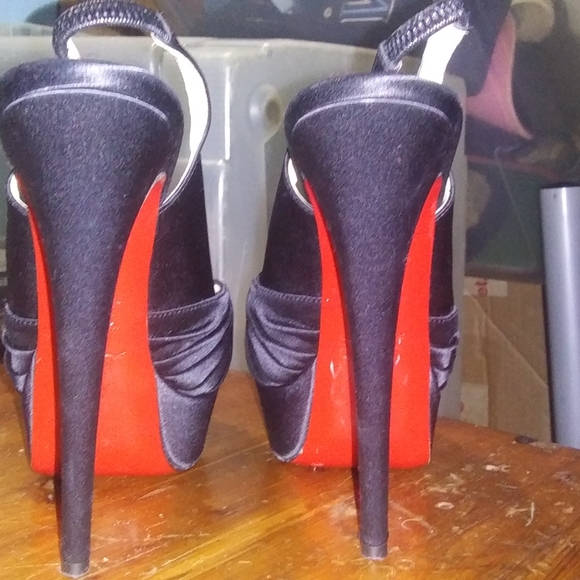 Christian loubatini satin sexy high heel Summer/Fall shoe. - Picture 5 of 8